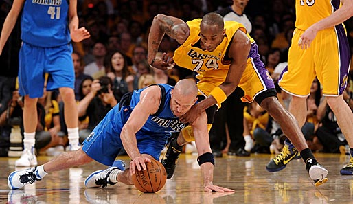 Jason Kidd bei einem seiner zahlreichen Steal-Versuche gegen Lakers-Star Kobe Bryant