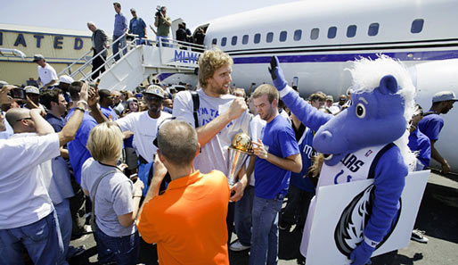 High five! Dirk Nowitzki und die Mavericks wurden auf dem Love Field von jubelnden Fans empfangen