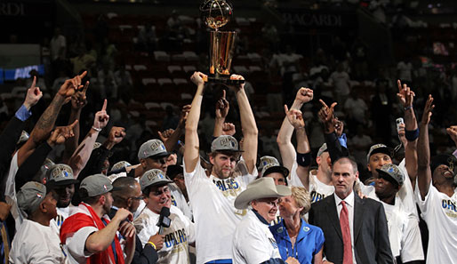 Die Championship Trophy in den Händen des Finals-MVP: Dallas feiert sich und Nowitzki!