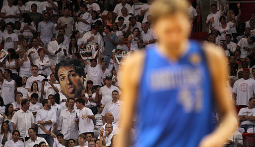Finals 2011: Heat-Fans mit einem Mark-Cuban-Pappschild. Rechts: Dirk Nowitzki: