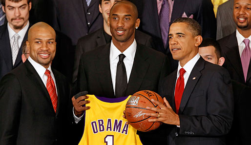 Als Basketballfan kennt man Barack Obama (r.), im Football hält er jetzt zu den Saints