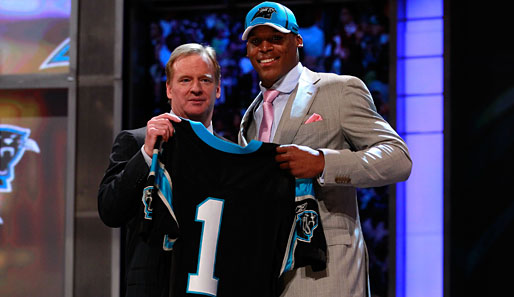 NFL-Commissioner Roger Goodell mit Panthers-Draft-Pick Cam Newton