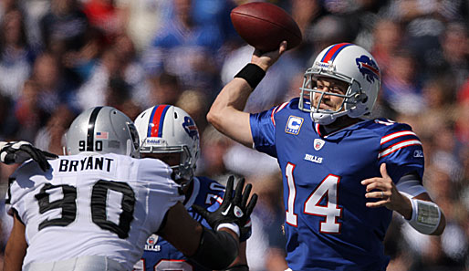 Bills-Quarterback Ryan Fitzpatrick (r.) bereitete in den ersten beiden Spielen 7 Touchdowns vor