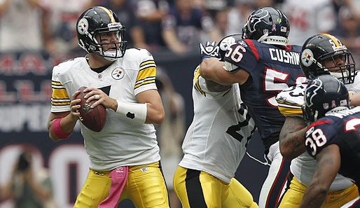 Steelers-Quarterback Ben Roethlisberger (l.) zog sich gegen die Texans eine Fußverletzung zu