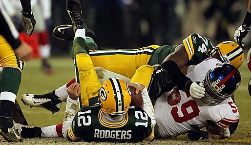 Packers-Quarterback Aaron Rodgers wurde viermal gesackt - hier durch Michael Boley
