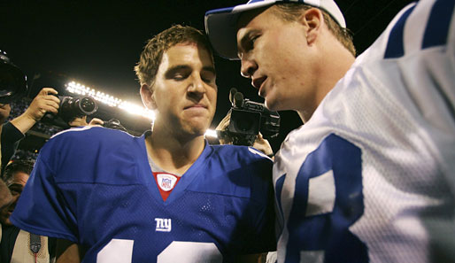 Inwiefern Peyton Manning (r.) seinen Bruder Eli gecoacht hat, bleibt ein gut gehütetes Geheimnis