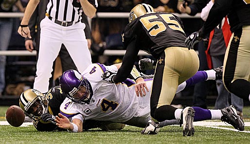 Die Saints gingen im NFC Championship Game 2010 aggressiv gegen Brett Favre (M.) vor