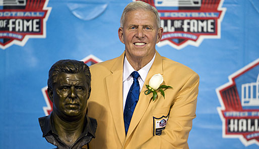 Stolz posiert der zweimalige Super-Bowl-Champion neben seiner Büste