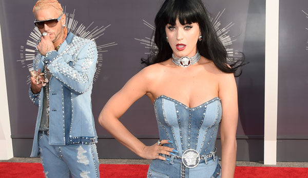 "Roar" beim Super Bowl: Sängerin Katy Perry, im Hintergrund Rapper Riff Raff