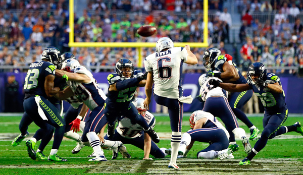 Patriots-Punter Ryan Allen kickt das Ei im Super Bowl XLIX zu den Seahawks