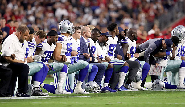 Die Dallas Cowboys protestierten ebenfalls im Kollektiv, doch der Eigentümer Jerry Jones drohte seinen Spieler ebenfalls Konsequenzen an