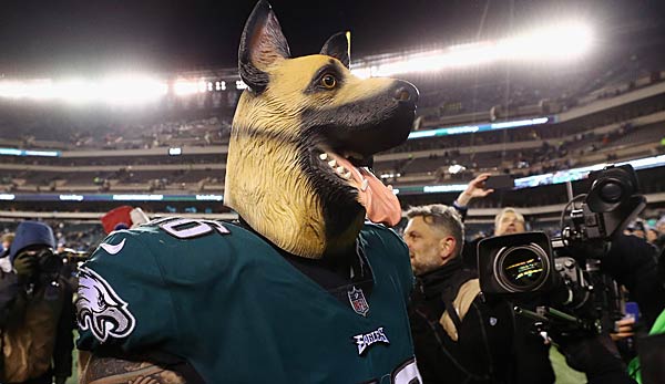 Chris Long trug nach dem Sieg über die Falcons eine Hundemaske
