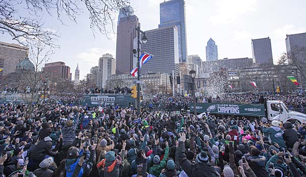 Hunderttausende feierten ihre Super-Bowl-Helden bei der Parade in Philadelphia.