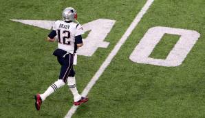 Schnappt er sich heute Nummer 6? Brady betritt das Feld und was man auf diesem Bild nicht sieht. Er hat natürlich den Handschuh an!