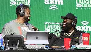Kevin Hart und Rapper Rick Ross sprechen über den Super Bowl im Hard Rock Stadium in Miami Gardens in Florida.
