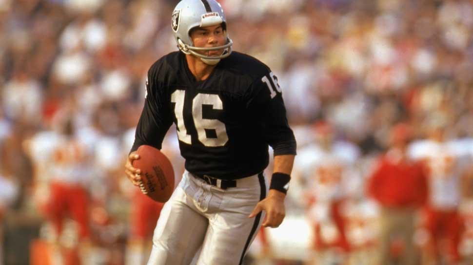 Platz 7: Jim Plunkett (Super Bowl XV) - 21 Pässe reichten Plunkett, um ein herausragendes Spiel zu spielen. Der Raiders-Quarterback verbuchte 261 Passing Yards und drei Touchdown-Pässe und wurde - natürlich - zum Super Bowl MVP gewählt.