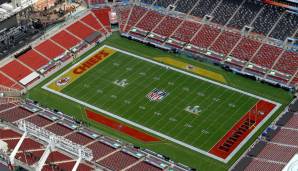 Die Bemalung des Spielfelds ist bereits abgeschlossen und die Chiefs erhalten die Nord-Endzone, in der das Piratenschiff beheimatet ist. Von dort kommentierte übrigens die NBC-Crew Super Bowl XLIII, 2001 war dort das Studio von CBS aufgebaut.