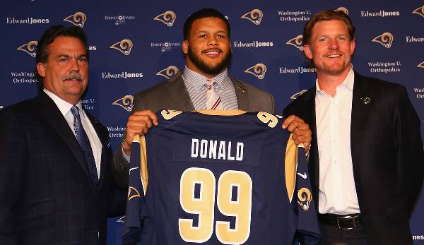 Aaron Donald mit Head Coach Jeff Fisher (l.) und General Manager Les Snead (r.).