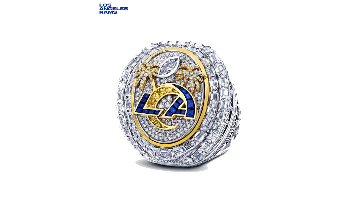 Im Zentrum des Rings ist das neue Rams-Logo in Gold und Blau. Dahinter findet sich die Lombardi-Trophy inmitten von Palmen, die an Los Angeles erinnern.