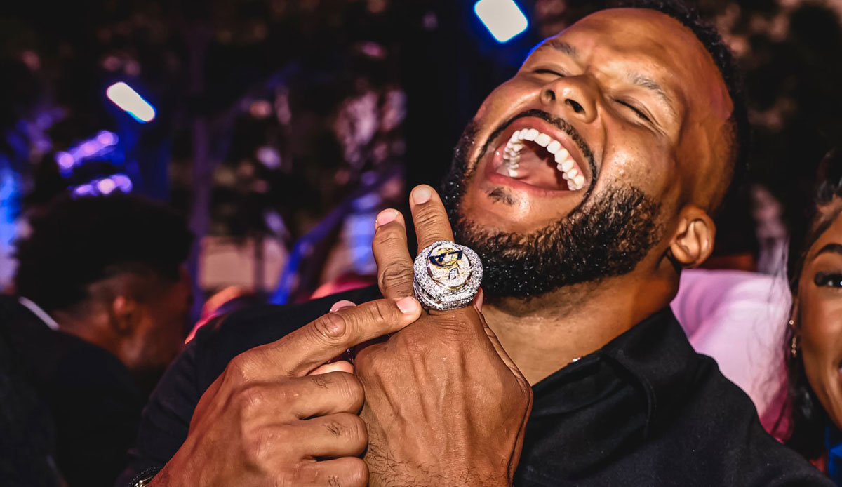 Superstar Aaron Donals bekam auch endlich seinen Ring, auf den der dominanteste Spieler der NFL dieser Tage lange warten musste. Übrigens: Der Ring hat laut den Rams das höchste Karat-Gewicht überhaupt für Super-Bowl-Ringe.