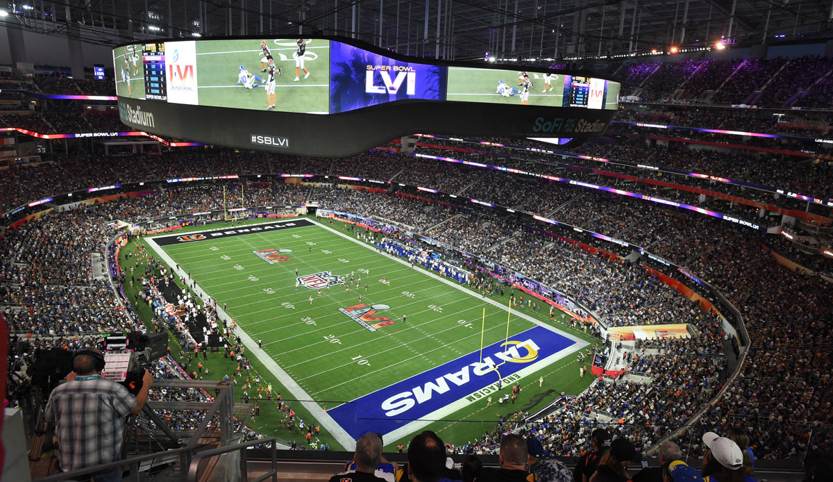 Hier noch ein Bild vom Spielfeld beim Super Bowl - die Ähnlichkeit ist wirklich verblüffend!