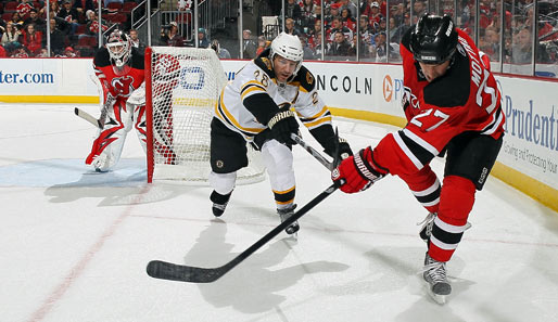Erst in der Verlängerung siegten die Boston Bruins mit Mark Recchi (M.) gegen New Jersey