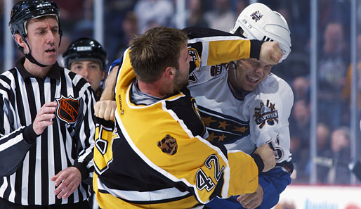 Definitiv einer der besten Fights der Geschichte: P.J. Stock (Bruins) vs. Stephen Peat (Caps)