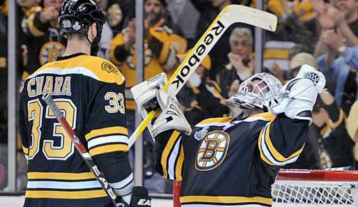 Tim Thomas (r.) führte seine Boston Bruins in den Finals zum dritten Heimsieg im dritten Spiel