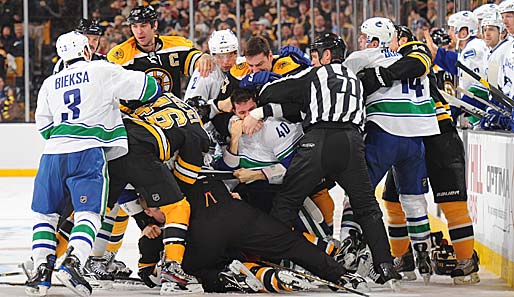 Insgesamt 107 Strafminuten sammelten die Boston Bruins und Vancouver Canucks