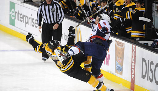 Rumms! Bruins-Verteidiger Dennis Seidenberg traf in Spiel eins auf Caps-Star Alex Ovechkin...
