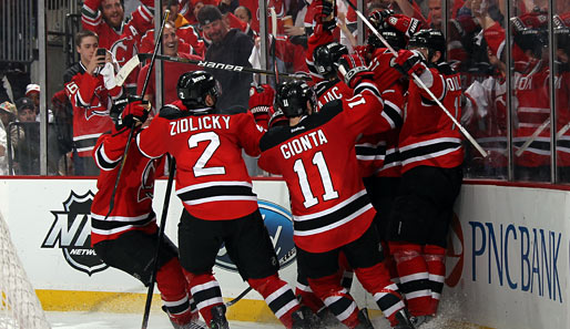 Die Devils bejubeln den Game-Winner von Alexei Ponikarovsky