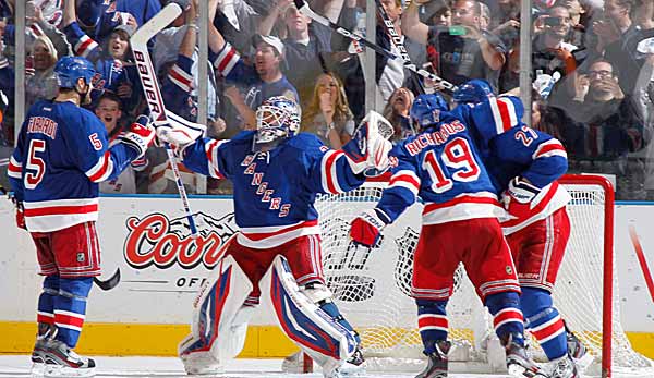 Die New York Rangers um Goalie Henrik Lundqvist (2.v.l.) gewannen auch ihr zweites Spiel 7