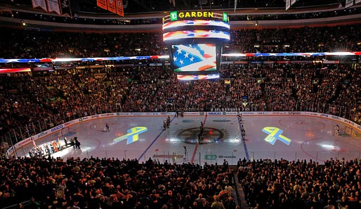 Boston gedachte der Opfer der Anschläge, die Bruins sicherten sich anschließend das Playoff-Ticket