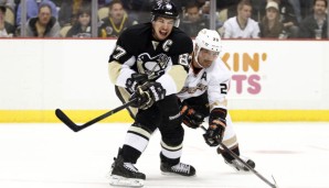 Sidney Crosby (l.) entschied das Spiel durch sein 3:1 zugunsten der Penguins