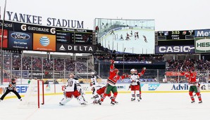 Spektakel: Die New York Rangers und die New Jersey Devils duellierten sich im Yankee Stadium