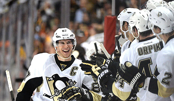 Sieg im Spitzenspiel: Die Penguins um Sidney Crosby jubeln nach dem Erfolg bei den Ducks