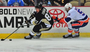 Sidney Crosby (l.) und die Pittsburgh Penguins müssen um die Playoffs zittern