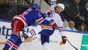 Darnell Nurse von den Edmonton Oilers und Nick Holden von den New York Rangers lieferten sich einen kleinen Fight