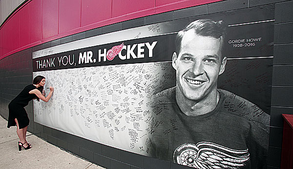 NHL-Fans verzieren ein Gordie-Howe-Banner