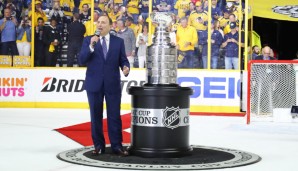 Dann wurde es Zeit, den Stanley Cup zu überreichen. Das übernahm natürlich NHL-Commissioner Gary Bettman. Nicht mehr lange, dann ist der Cup auch ohne Sockel größer als er ...