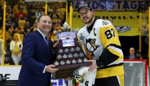 Crosby wurde übrigens auch mit der Conn Smythe Trophy für den besten Spieler der Playoffs ausgezeichnet. Die ist noch vergleichsweise handlich