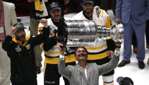 Ein großer Moment auch für Mario Lemieux: Der NHL-Legende gehört ja ein Teil der Penguins - da durfte auch er mal stemmen