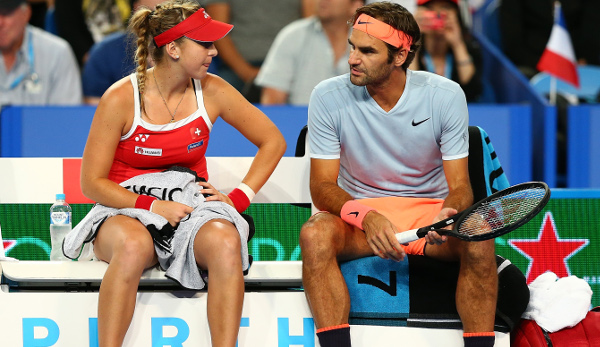 Belinda Bencic (l.) und Roger Federer nutzen die Seitenwechsel zur Analyse
