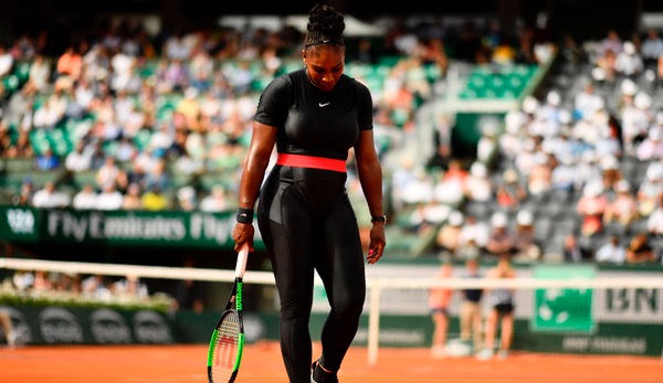 Serena Williams fiel in Paris durch ihr Catsuit-Outfit auf.