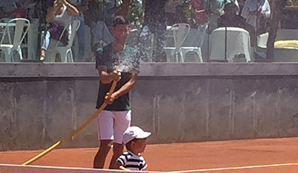 Novak Djokovic lässt es für Sohn Stefan regnen