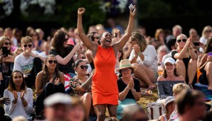 Mit Venus Williams hat sich auch diese Dame gefreut. Vor dem Centre Court mitgefiebert, trotzdem mit so viel Emotionen dabei - Freude pur!