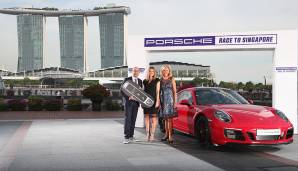 Simona Halep (Mitte) darf sich aufgrund des Sieges im Race to Singapore schon vor dem Turnier über den Gewinn eines Porsches freuen