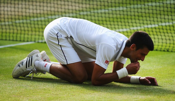 Djokovic kann in Zukunft wohl nicht mehr ohne Bedenken ins Gras von Wimbledon beißen.