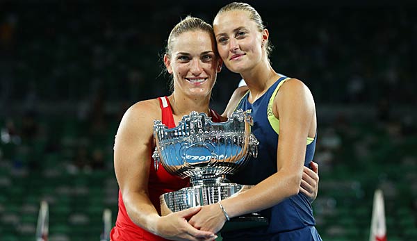 Kristina Mladenovic und Timea Babos mit dem Pokal in den Händen