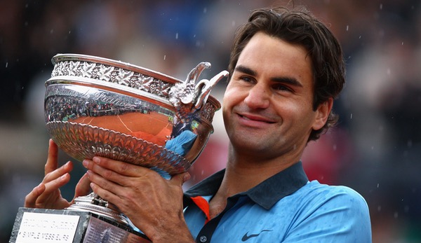 Roger Federer mit dem French-Open-Pokal